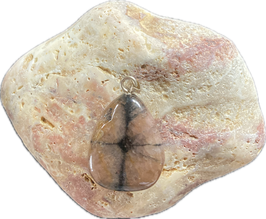 Chiastolith (Kreuzstein) braun mit schwarzem ,Kreuz',  Schmuck Anhänger mit silberfarbiger Öse, Größe 40 x 22 mm - ohne Deko