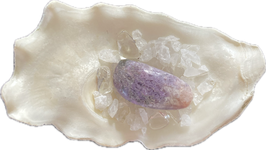 Sugilith violett weiß grün gemustert, Trommelstein, Größe 29 x 14 mm - ohne Deko