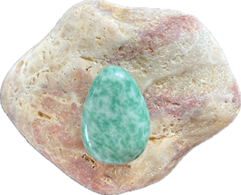 China Jade hellgrün gemustert, Schmuck Anhänger mit seitlicher Bohrung, Größe 30 x 21 mm - ohne Deko