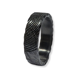 ALIANZA NEGRA DE CIRCONIO ANODIZADO CON HUELLA PERSONALIZADA