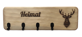 Handgefertigter Schlüsselhalter aus Holz mit Hirschmotiv