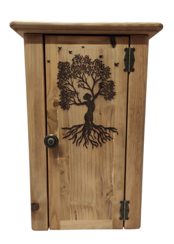 Rustikaler Holz-Hängeschrank mit Baum-des-Lebens-Motiv