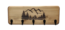 Rustikales Schlüsselbrett aus Holz mit Hirsch im Wald