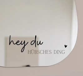 Spiegelkleber „Hey du hübsches Ding“ – selbstklebend, modern & motivierend. Perfekt für Bad, Flur & Schlafzimmer, leicht anzubringen.