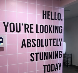 Selbstklebender Wandsticker aus Vinyl – dekoratives Wandtattoo für Zuhause Schweiz HELLO YOU'RE LOOKING ABSOLUTELY STUNNING