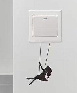 Wandtattoo „Mädchen auf Schaukel“ – selbstklebende Lichtschalter-Deko, verspieltes Kinderzimmer-Design, einfach anzubringen & ablösbar.