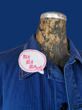 Filzbrosche "BLA BLA BLA..." ( pink auf weiß ) - handbestickt - Upcycling