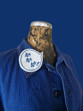 BLA BLA BLA – Pop-Art Sprechblasen-Brosche (blau auf weiß) - handbestickt - Upcycling