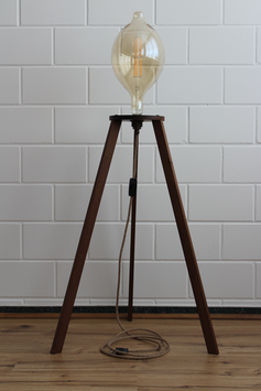 Dreibein-Lampe Nussholz (Schweizer Holz), Gestell ca. 78 cm hoch, inklusive abgebildetem XXL LED-Leuchtmittel