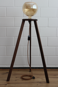Dreibein-Lampe Nussholz (Schweizer Holz), Gestell ca. 78 cm hoch, inklusive abgebildetem LED-Leuchtmittel