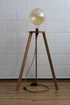 Dreibein-Lampe Eiche (Schweizer Holz), Gestell ca. 69 cm hoch, inklusive abgebildetem XXL LED-Leuchtmittel