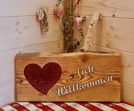 Unikat! Altholzbrett "...lich Willkommen!" mit rotem Herz aus Epoxidharz klein
