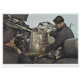 On apporte de nouvelles munitions pour les canons d'un avion de chasse Me 109