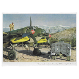 Un avion de combat allemand Ju88 fait son plein d'essence