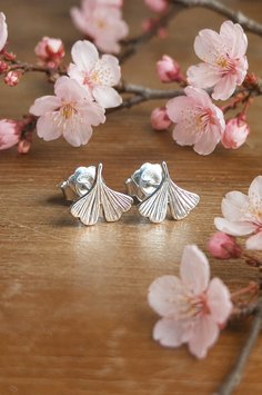 GINKGO - Piccoli orecchini a bottone in argento 925 con foglie di ginkgo
