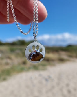 Pfoten-Anhänger aus Silber mit braunem Seeglas – Für Tierliebhaber, die das Meer und ihre Fellnasen lieben!