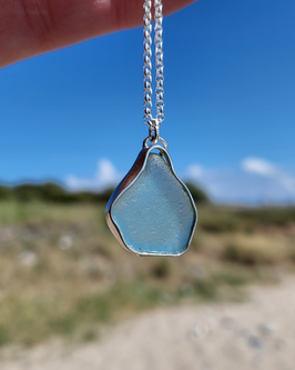 Seeglas Kette mit Aqua-Tropfenanhänger oder einer kleinen Bohnenform - Silberkette mit echtem Seeglas von Rügen