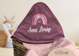 Kapuzenhandtuch Name Regenbogen Wunschfarbe Babyhandtuch Babykapuzenbadetuch Musterfoto: Handtuchfarbe mauve I Regenbogen altrosa/rosa/weiß Name weiß Raustilla