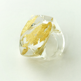 Transparenter Ring mit Goldmetall