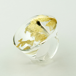 Transparenter Ring mit Goldmetall