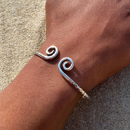 Bracelet demi jonc spirales motifs ethniques