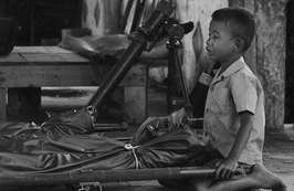 Christine Spengler. Cambodge, 1974. Enfant pleurant son père.