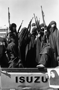 Christine Spengler. Iran, 1979. Téhéran - Femmes tenant des fusils.