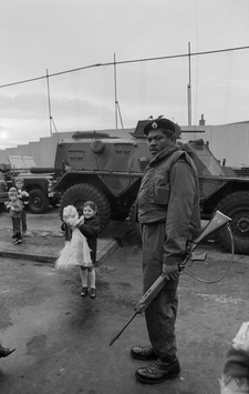 Christine Spengler. Irlande du Nord, 1972 - Belfast. Le soldat britannique et la petite fille irlandaise.