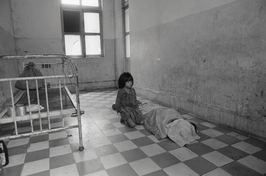 Christine Spengler. Cambodge, 1975. Hôpital à Pnhom-Penh.