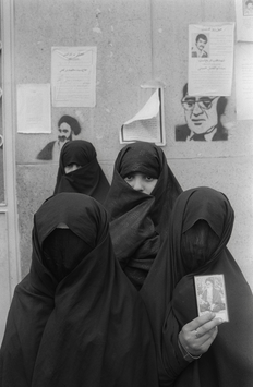 Christine Spengler. Iran, 1979. Femmes iraniennes préparant le vote.