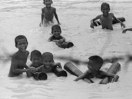 Christine Spengler. Cambodge, 1974. Enfants nageant dans le Mékong.