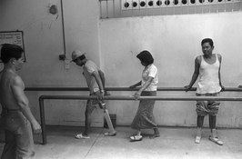 Christine Spengler. Cambodge, 1985. Le Centre de Physiothérapie à Phnom Penh.