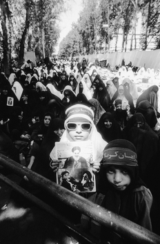 Christine Spengler. Iran, 1989. Femmes et enfants présentant des portraits.