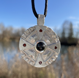 Karma-Medaillon Sterndiopsid und 4x Granat