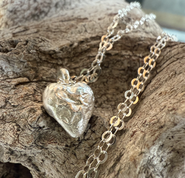 Kleines "Pochendes Herz"-Anhänger an Silberkette