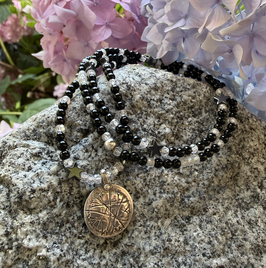 Kleines Netz an Onyx-Zirkon-Kette mit Hämatit-Sternen