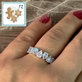 12.Dezember: FINGERRING Silber mit Regenbogenmondstein-Tropfen „Moonbeam Dewdrop“