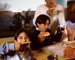 Gesund essen am Familientisch – gesundes Essverhalten für Kinder ab dem 1. Geburtstag bis zum Grundschulalter