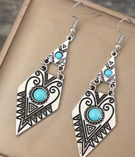 Pendientes étnicos con lapislázuli, turquesa o coral.2,4 x 7,5 cm. Alpaca baño plata. India.