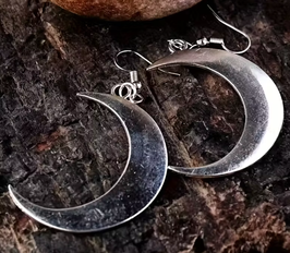 Pendientes tallados en alpaca luna. India.
