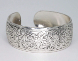 Pulsera tibetana  ancha diseño floral