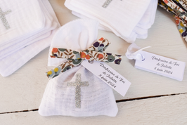 Pochon dragées double gaze blanc croix argenté ruban liberty wilthsire vert - baptême communion profession de foi
