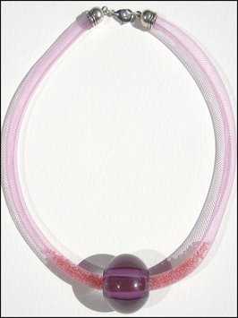NEW   Tour du cou avec tube en résille rose, perle mauve translucide et rocaille
