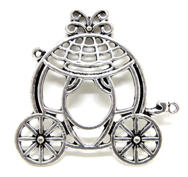 Pendentif carrosse en métal argenté - 44 x 42 mm