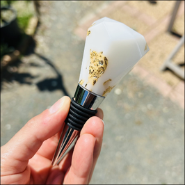 BOUCHON DE BOUTEILLE EN RÉSINE BLANCHE AVEC INCRUSTATIONS DE FEUILLES DORÉES