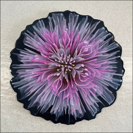 DESSOUS DE PLAT ROND EN RÉSINE DE 25 CM DE DIAMÈTRE FLEUR ABTRAITE AUX PÉTALES ROSES ET BLANCHES SUR FOND NOIR OPAQUE