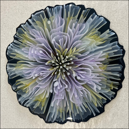 DESSOUS DE PLAT EN RÉSINE INSPIRATION FLEUR ABSTRAITE TEINTES VIOLETTES, JAUNES ET BLANCHES SUR FOND NOIR OPAQUE