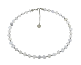Halskette aus diagonalen Chalcedon Würfeln und silbernen mini Hämatit Perlen