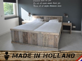 Handgefertigtes Bett aus Gerüstholz