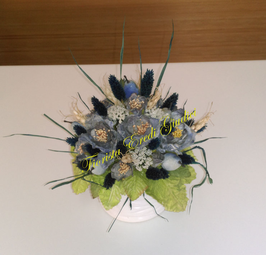 Centrotavola con vaso in ceramica e fiori in organza azzurri